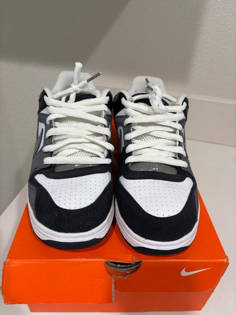Nike White Black Gray Skate Low-Top Sneakers - Picture 4 of 11
